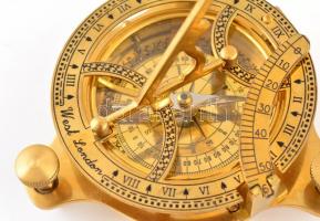 Réz tájoló, iránytű és napóra állítható lábakkal / Copper compass and sundial d:10