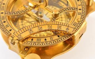 Réz tájoló, iránytű és napóra állítható lábakkal / Copper compass and sundial d:10