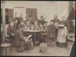 cca 1900 Mulatozó társaság cigányzenészekkel, a fogyasztást a társaság egy zsidó tagja ellenőrzi, kartonra ragasztott fotó, kis kopásokkal, 16,5×22 cm
