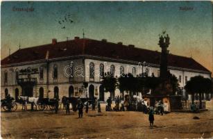 Érsekújvár, Nové Zámky; Szálloda az Arany Oroszlánhoz, Szentháromság szobor, piaci árusok / hotel, Holy Trinity statue, market vendors (EB)