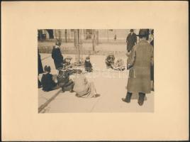 1935 Budapesti életképek, 3 db fotó (golyózó gyerek, séta a Duna-korzón, az Erzsébet hídnál télen), Földeák Ibi fotóművész hagyatékából, 10,5×14,5 cm