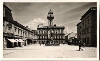 1942 Komárom, Komárno; Klapka tér a Városházával, Csonka, Rácz, Kohn üzlete, kerékpáros / square, town hall, shops, bicycle