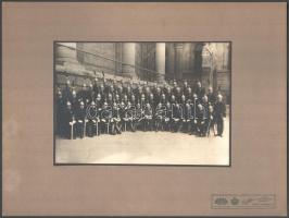 cca 1920 A Magyar Királyi Testőrség, csoportkép az Országháznál, kartonra kasírozott fotó Erdélyi műterméből, szép állapotban, 14×20 cm