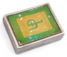 Chinoin fém zsebhamuzó doboz, kis kopásokkal, 4×3 cm