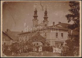 cca 1900 Podolin, ünnepség a Szűz Mária-téren, háttérben a piarista templommal, fotó, kartonra ragasztva, 12×17 cm / Podolínec, Slovakia, church