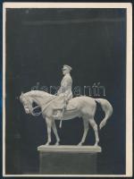 1939 Vastagh György Horthy Miklós kormányzót ábrázoló szobráról készült fotó, 12×9 cm
