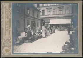 cca 1900 Budapest, Várnegyed, árusok a Balta közben, "A Baltához" címzett vendéglő előtt (szemben az ifj. Mandl testvérek boltja), fotó, kartonra ragasztva, 9×12 cm