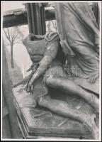 cca 1940 A megrongált Hentzi-szobor a katonai alreáliskola udvarán, fotó, hátulján feliratozva, leírással, 16,5×12 cm