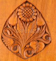 Lakkozott fa faragvány 15x18 cm