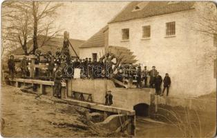 ~1905 Szombathely, malom, munkások csoportképe. Bendli István photo (EK)