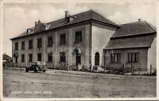 Alberti Állami iskola autóval