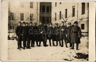 1933 Szombathely, katonák csoportképe a laktanya udvarán télen. photo