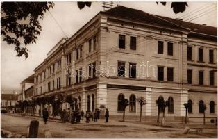 1934 Sepsiszentgyörgy, Sfantu Gheorghe; Liceul Reformat, Cassa-Economie Ajutoara / Református gimnázium, Kisegítő Takarékpénztár, üzletek, rendőr / Calvinist high school, savings bank, shops, policeman