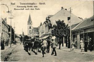 Trencsénteplic-fürdő, Kúpele Trencianske Teplice; Katonaság fürdés után az utcán / Mannschaft nach dem Baden / soldiers after bathing on the street (EK)