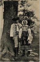 Tót népviseletek: Férfi és nő Oszadán (Liptó m.). Sochán P. 1910. 182. / Slovakian folklore from Liptovská Osada