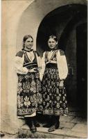 Tót népviseletek: leányok Oszadán (Liptó m.). Sochán P. 1910. 183. / Slovakian folklore from Liptovská Osada