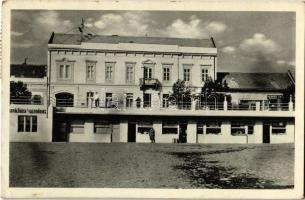 Ipolyság, Sahy; Vásárcsarnok, rendőrség, Szuckermann S., F. Szenczy, Hermann H. és Torek I. üzlete / market hall, shops, police station + 1938 Az Első Visszatért Magyar Város So. Stpl (EK)