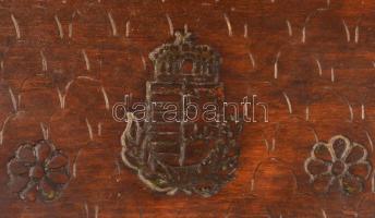 cca 1880 Címeres faragott, karcolt fa fiókos doboz, alján apró repedéssel, 24×13 cm, m:16 cm