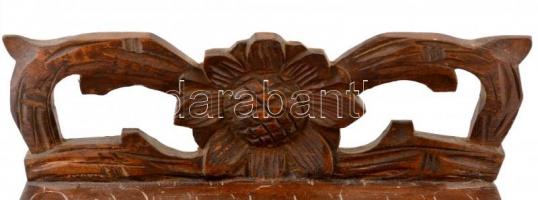 cca 1880 Címeres faragott, karcolt fa fiókos doboz, alján apró repedéssel, 24×13 cm, m:16 cm