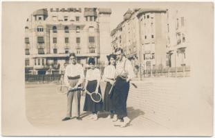 Budapest V. Teniszpálya a Falk Miksa utca 26-28. szám alatt, párok teniszütőkkel. photo