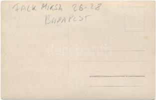 Budapest V. Teniszpálya a Falk Miksa utca 26-28. szám alatt, párok teniszütőkkel. photo