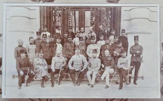 1909 A magyar királyi pécsi hadapródiskola növendékei, tablókép Fodor József pécsi műterméből, hátul...