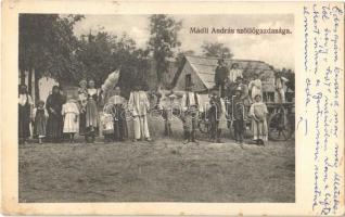 Torda, Turda; Mádli András szőlőgazdasága, munkások ökörszekérrel és fonó asszonnyal. Kiadja Mádli András vendéglős / Vineyards, ocen cart, spinning woman (EK)