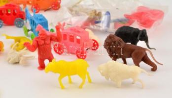 Vegyes műanyag játék tétel: kocsik, állatok, stb