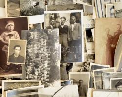 cca 1910-1960 Vegyes családi fotó tétel, közte katonafotók is, kb. 100 db, közte fotók, fotólapok, é...