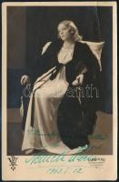 1943 Németh Mária (1897-1967) opera-énekesnő dedikált fotója, Vajda M. Pál műterméből, felületén törésnyom