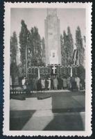 cca 1925 Ünnepség egy első világháborús emlékmű tövében, fotó, 9×6 cm
