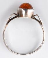 Ezüst (Ag.) gyűrű borostyán berakással, jelzett, méret: 55, bruttó 1,8 g