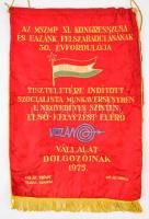 1975 A szocialista munkaverseny első helyezettjének (Volán) szóló selyemzászló, 36×56 cm