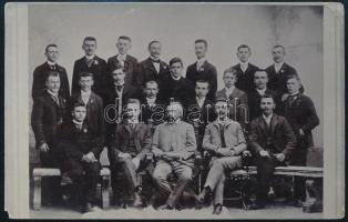 1904 Az egri vincellér iskola végzett hallgatói és tisztikara. Feliratozott fotólap