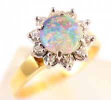 Arany és fehérarany (14 K) gyűrű, jelzett, természetes opállal (0,6 ct) és 10 db cca 0,10 ct brillel...