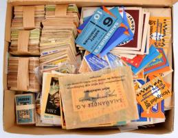Több ezer magyar és külföldi gyufacímke, palást kötegelve, ömlesztve, szaloncukros dobozban