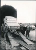 1970 "A 100 000. Zsiguli magyar barátainknak", 2 db fotó, 13×18 cm