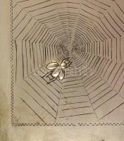 Légy a pókhálóban, monogramos ezüst (Ag.) pénztárca bőr belsővel, fém belső szerelékkel és lánccal, ...