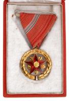 1957. "Szocialista Munkáért Érdemérem" zománcozott fém kitüntetés mellszalagon, dísztokban...