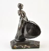 Jelzés nélkül: Tulipános lány kosárral. Ón, márvány talapzaton, m:23,5 cm