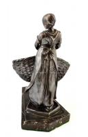 Jelzés nélkül: Tulipános lány kosárral. Ón, márvány talapzaton, m:23,5 cm