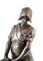 Jelzés nélkül: Tulipános lány kosárral. Ón, márvány talapzaton, m:23,5 cm