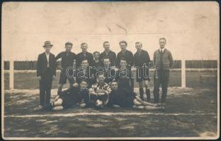 1910-1920 Labdarúgók csoportképe, azonosításra váró személyekkel, fotó, kopásokkal, 9×14 cm