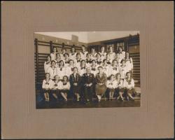 cca 1930 Fehérvári polgári leányiskola, 2 db fotó kartonra kasírozva, 11×14 cm