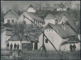 1930 Angelo (1894-1974): Magyar falu, hátoldalon pecséttel jelzett fotó, kartonon, szélein kis kopásokkal, 18×23,5 cm