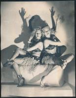 cca 1940 Táncosnők, fotó, 23×18 cm