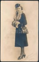 1942 Elly, téli divat, fotólap, hátulján feliratozva, 9×14 cm