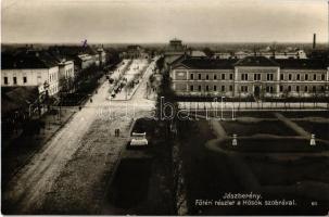 1929 Jászberény, Fő tér, Hősök szobra, emlékmű. Kiadja Novotha Andor (gyűrődés / crease)