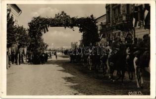 1940 Dés, Dej; bevonulás, díszkapu, magyar zászlók / entry of the Hungarian troops, decorated gate, Hungarian flags + "M. kir. 1. honvéd gépkocsizó dandár felderítő zászlóalj parancsnokság"