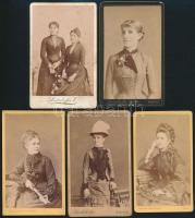 cca 1900 Hölgyek, 5 db keményhátú fotó különböző műtermekből (Koller, Goldstein&Szerdahelyi, Liederhofer), 11×7 cm